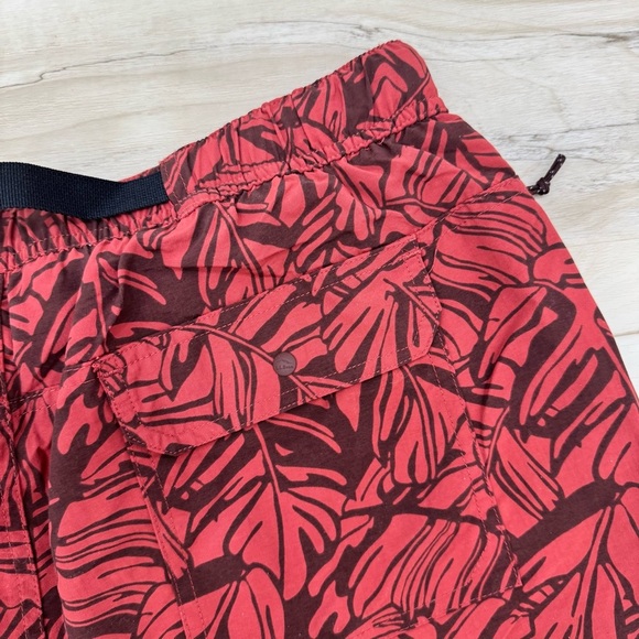 L.L.Bean Men's Classic Swim Trunks Red Orange Tropical Leaves Sz M 100% Nylon - Picture 2 of 5